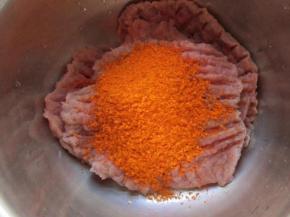 3.放入盆中，加入新奥尔良烤肉料