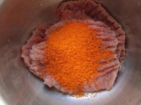 3.放入盆中，加入新奥尔良烤肉料