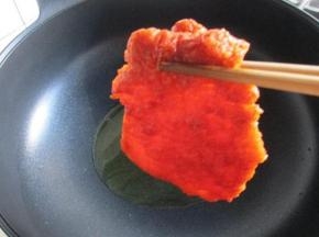 6.热锅倒入橄榄油，把牛肉放入