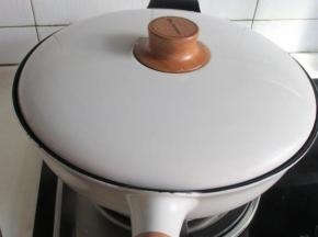 8.盖上锅盖稍焖