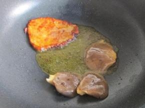 9.打开盖子，翻面，放入蘑菇一起煎熟即可关火