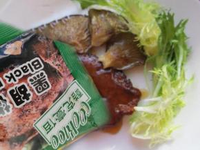 10.倒入cook100黑椒牛排酱，摆上苦菊即可    开吃喽