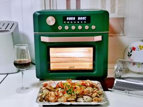 烤好后戴上隔热手套取出烤盘，趁热刷上适量食用油，撒上葱花来杯冰酒开动～