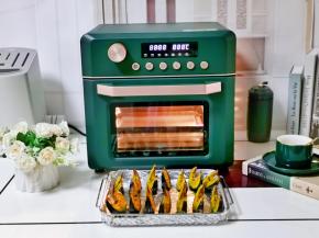 取戴上隔热手套，取出烤网，稍微凉一会再食用哈。