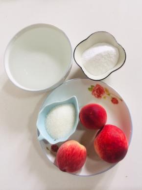 准备好所需的材料：

水蜜桃3个，水500克，白糖60克，白凉粉50克！