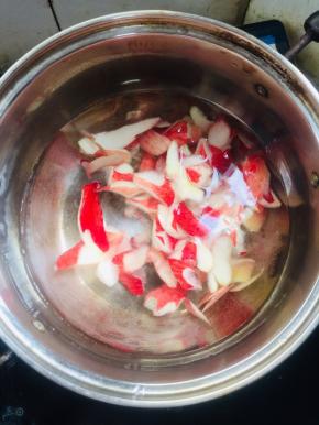 水烧开放入水蜜桃果皮煮3分钟左右！