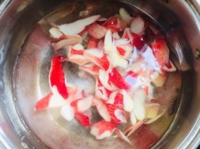 水烧开放入水蜜桃果皮煮3分钟左右！