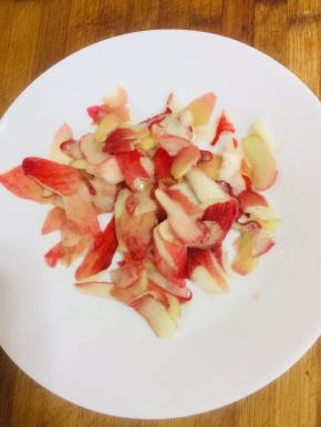 水蜜桃洗净，用削皮刀把水蜜桃果皮削下来！