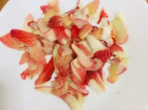 水蜜桃洗净，用削皮刀把水蜜桃果皮削下来！