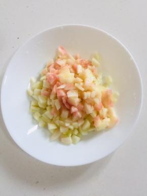 水蜜桃果肉切成小丁！