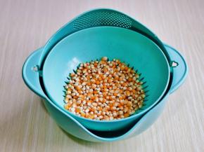 玉米粒洗干净后放淋篮里控干水分，一定要用爆米花专用的玉米粒呦～