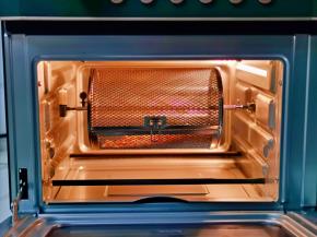 把旋转杆插入转龙中，放入ACA空气炸烤箱卡住。