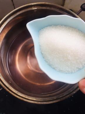 放入白糖搅拌至融化！