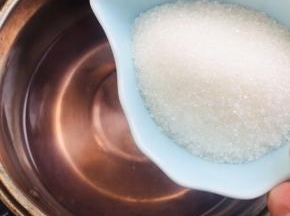 放入白糖搅拌至融化！