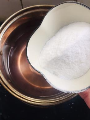 放入白凉粉搅拌至融化！