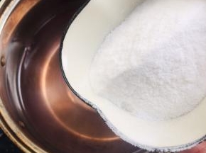 放入白凉粉搅拌至融化！