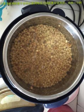 把黄豆放在电压力锅里煮，因为是干豆，所以电压力锅按煮豆键两次，刚好是一个小时。
