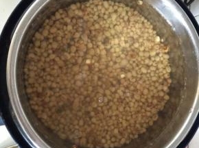 把黄豆放在电压力锅里煮，因为是干豆，所以电压力锅按煮豆键两次，刚好是一个小时。
