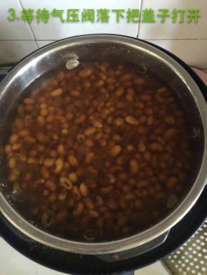 等电压力锅的气压阀落下后，打开盖子。