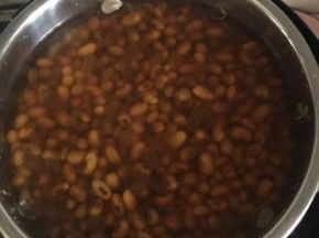 等电压力锅的气压阀落下后，打开盖子。