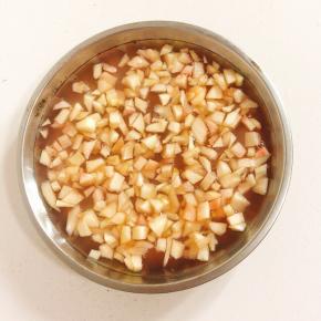 放入切好的水蜜桃果肉，晾凉凝固即可！