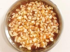 放入切好的水蜜桃果肉，晾凉凝固即可！