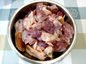 半只鸭子剁成块，洗干净。这个剁的太大块了，应该小块一点才入味。