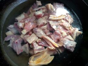 将鸭子冷水入锅，开始焯水。水烧开后再煮几分钟，白沫子不再明显增加就捞起。