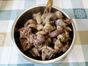 这是焯好水的鸭块。