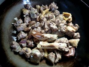 锅烧热，倒入比平常炒菜多一些的油，倒入焯过水的鸭块煎一下，确保每块鸭肉都被油煎到，这样鸭肉烧出来才香，才不会很腥。油多了也没有关系，煎好后可以倒出来。