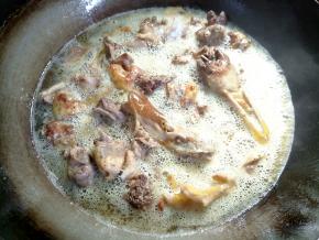 倒入啤酒，再加适量开水，要能完全没过鸭块，翻拌几下，然后盖上锅盖，大火煮开后转中小火慢炖。大概炖十几二十分钟的样子，不同鸭子时间不一样。中间要开盖翻拌几下，并用筷子插一下最厚的肉块，看熟了没。