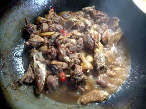 水烧半干，加入2勺盐，2汤匙生抽，1汤匙老抽，小米椒，拌匀，再炖煮几分钟。