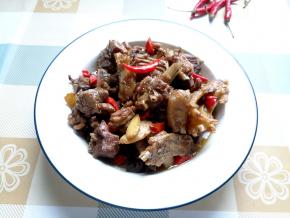 汤收到还剩少量时，尝下味，合适了就可以起锅装盘了。