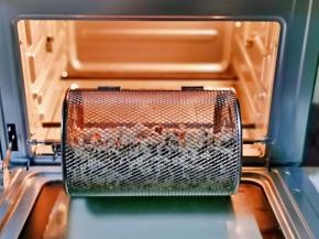 大约8分钟左右，已经全部爆好啦，戴上隔热手套取出。