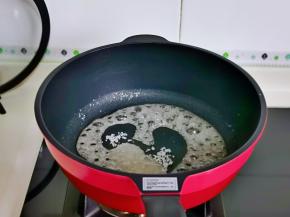 开始熬焦糖啦，水，白砂糖加入锅中，小火炒。