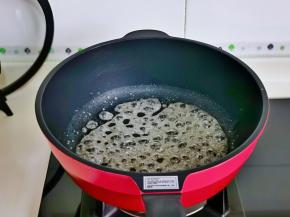 全程小火炒出大泡，加入黄油融化。