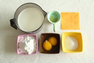 准备材料，分离出蛋黄。