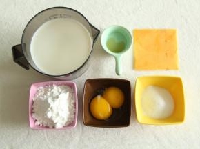 准备材料，分离出蛋黄。