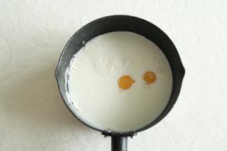 将蛋黄、细砂糖、玉米淀粉、纯牛奶、香草精放入不粘奶锅中。