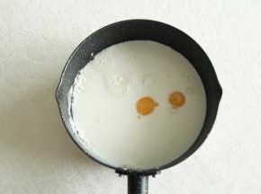 将蛋黄、细砂糖、玉米淀粉、纯牛奶、香草精放入不粘奶锅中。