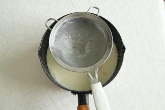 用蛋抽搅打混合均匀。混合均匀后可以过滤下，这样混合液体无渣，气泡也能过滤掉。