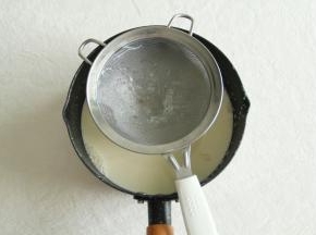 用蛋抽搅打混合均匀。混合均匀后可以过滤下，这样混合液体无渣，气泡也能过滤掉。