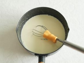 然后将芝士片放入（不建议省略，成品会有淡淡芝士香，更好吃）。