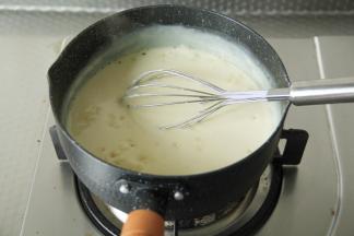 开小火加热，边加热边搅拌，不能停哦！煮到混合液体变浓稠，半流动状态即可关火。