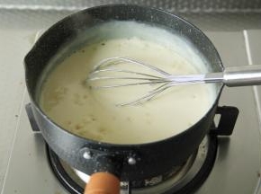 开小火加热，边加热边搅拌，不能停哦！煮到混合液体变浓稠，半流动状态即可关火。