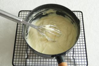 立刻离火，防止余温继续加热。提起蛋抽还是能滴落的状态。