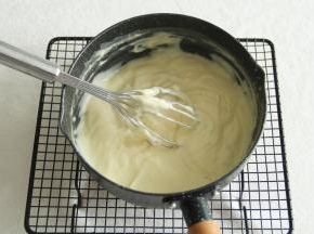 立刻离火，防止余温继续加热。提起蛋抽还是能滴落的状态。