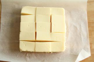 将牛奶块倒扣在案板上。横竖切开成长方形！