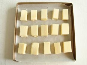 排入烤盘，刷上一层全蛋液。