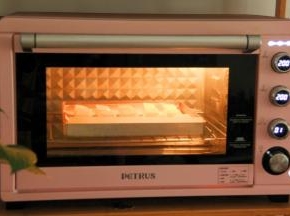 放入烤箱中层。上下200度烤20分钟。（烤温200-230度都可以，根据自己烤箱微调）